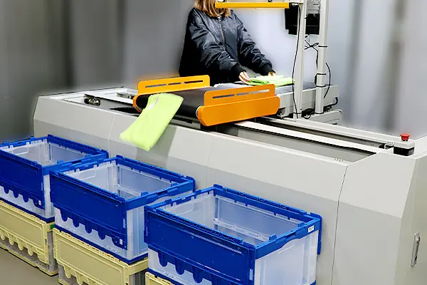 完全なる自動化を追い求めず、手軽に導入できる コンパクトソーター