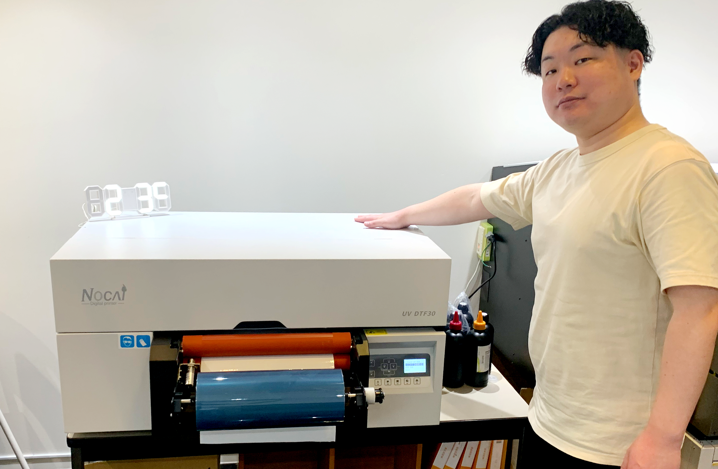 老舗ノベルティメーカーが挑む“貼れるオリジナルシール”の新規事業-UV-DTFプリンターで築く、新たな挑戦
